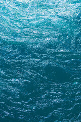荒波の海