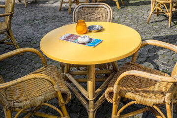 Leere Korbstühle und Tische in einer Gartenwirtschaft