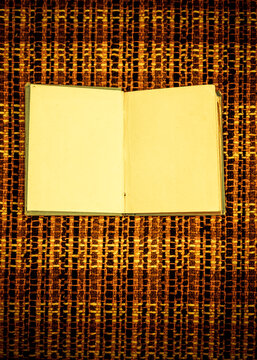 Altes Leeres Buch auf einem Textilen Stoff