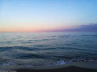 Fototapeta na wymiar tramonto al mare nell'ora blue