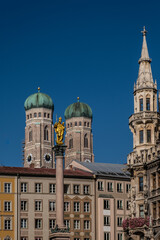 Mariensäule mit neuen Rathaus und Frauenkirche in München