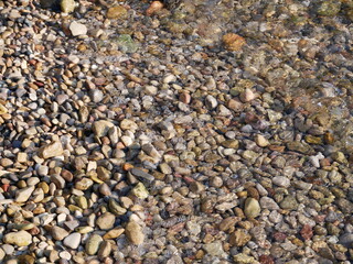 Kies und Wasser