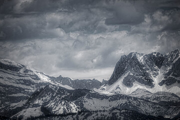 BErge mit Gewitterstimmung