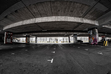 Parkpl&auml;tze unter einer Betonbr&uuml;cke