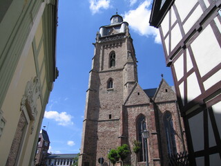 Bad Wildungen und gen Himmel strebender Kirchturm der evangelischen Stadtkirche
