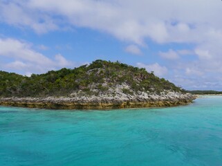 Naklejka premium Close up of one of the islands in the Exuma Cays, surrounded by clear blue waters of the Bahamas
