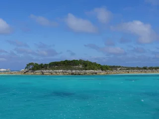 Foto op Canvas Rocky island covered in greens dotting the vast blue ocean of Bahamas in the Exuma Cays. © raksyBH