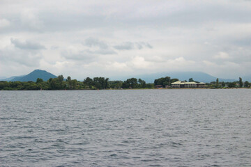 山をバックに大海原が広がっています。