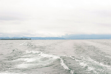 山をバックに大海原が広がっています。