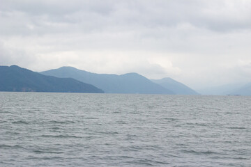 山をバックに大海原が広がっています。