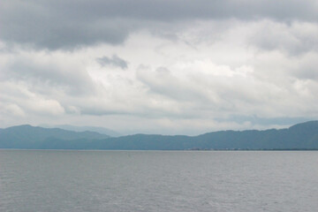 山をバックに大海原が広がっています。