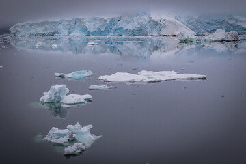 Eisberge entlang des Grandidier-Kanals, Antarktis
