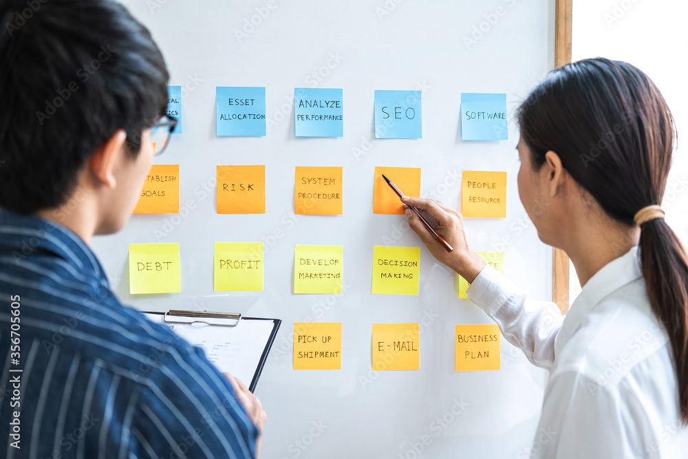 Aufkleber two creative business people meeting and planning use post it notes sticky note on board to share id