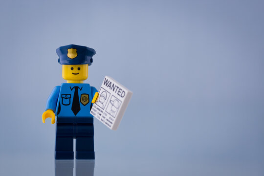 Lippstadt - Deutschland 10. Juni 2020 Lego Polizist mit Steckbrief in der Hand