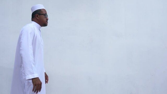 Footage Slow-Motion: Islamic Man Doing Sujud 