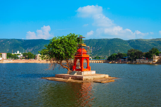 Hindu temple on Pushkar lake, India