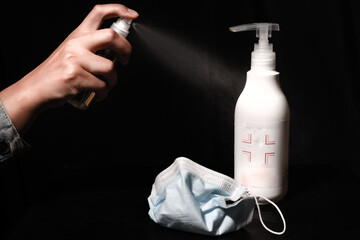 disinfettanti per covid 19 mascherina e sfondo nero

