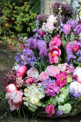 Zauberhafte Blumen nach Beerdigung auf einem Grab  im Frühling