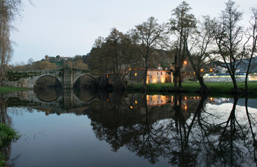 Reflejos de puente y árboles