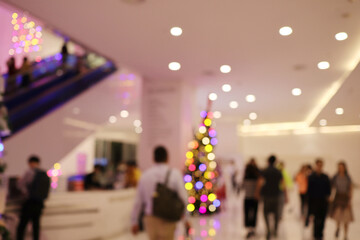 Blurred image of People shopping in department store, Bokeh Christmas Tree,
Defocused blur background.