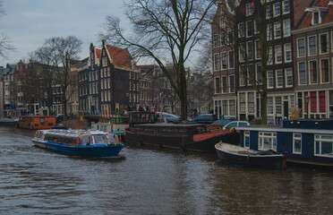 Fototapeta na wymiar A canal in the heart of Amsterdam, Holland