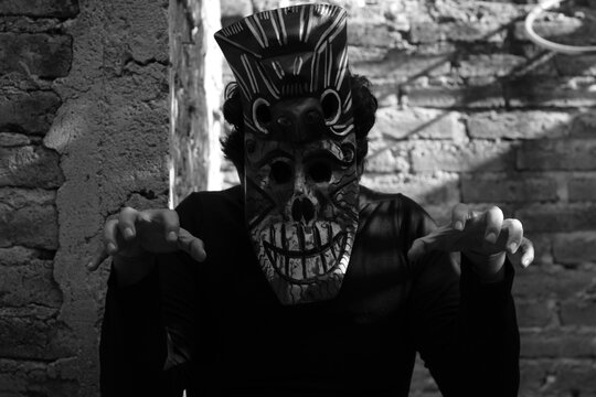 Atacando y atemorizando a su victima 