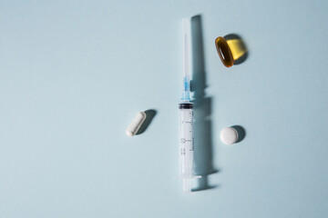 Meditsina. A tablet, capsules, pills and an empty syringe. Flat lay.