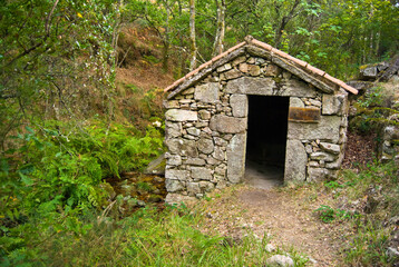 Antiguos molinos al lado de un arrollo de montaña en el parque natural del Xures en ourense, galicia españa