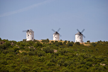 Fototapeta premium tres molinos de viento blancos en lo alto de una colina en toledo, castilla la mancha, españa