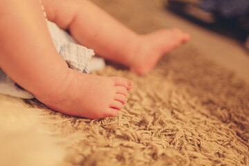 Obraz na płótnie Canvas Baby feet on the floor