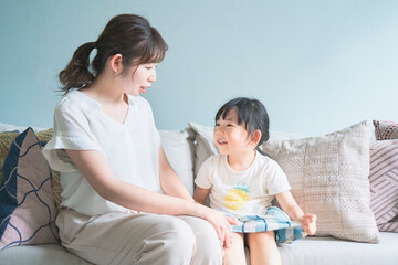 ソフェのうえで会話する親子