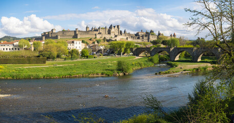 Obraz premium Panorama von Carcassonne mit Fluss in der Sonne unter bewölktem Himmel, Südfrankreich