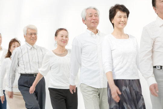 1列に並び歩くシニアたち