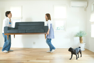 ソファを運ぶ新婚夫婦