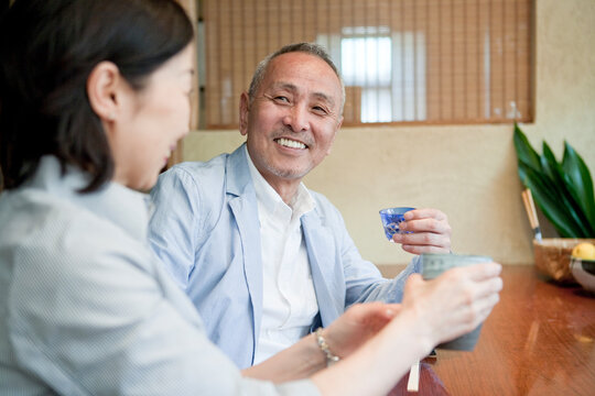 お酒を飲むシニアカップル