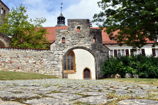 Torbogen im Hof von Schloss Hellenstein in Heidenheim
