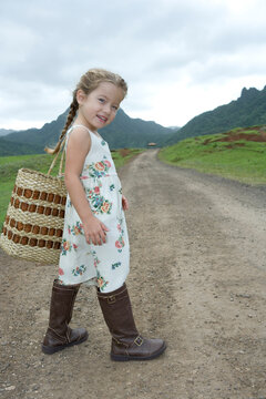田舎道で買い物かごを持つ女の子