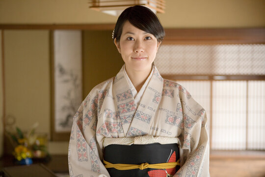 和服姿の30代女性
