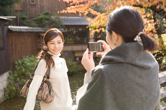 観光をする2人の女性
