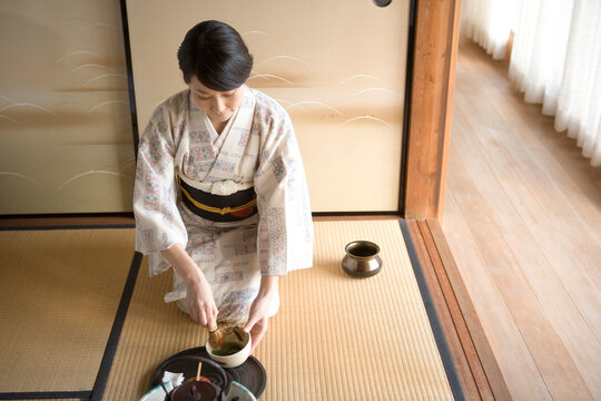 茶道をする和服姿の女性