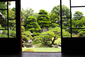 日本の歴史ある家の敷地内です。