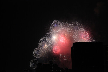 日本の夜。
花火が空を彩ります。