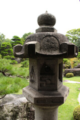 日本の歴史ある家の敷地内です。
大きな石で作られたオブジェクトがあります。
