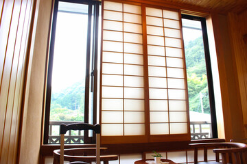 日本に旅行に来ました。
旅館の窓の外には大自然が広がります。


