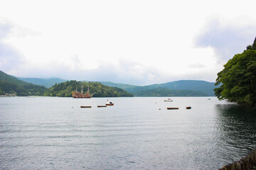霧に包まれた山と海の中を、船は進む。