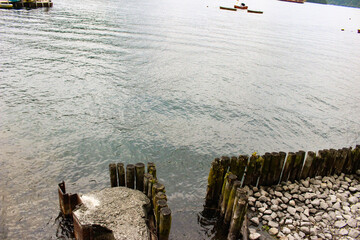 霧に包まれた山と海の中を、船は進む。