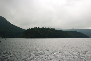 霧に包まれた山と海の中を、船は進む。