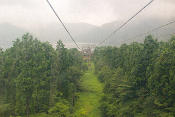 ロープウェイに乗りました。
ロープウェイの内側から撮った写真です。