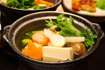 日本の食べ物、お鍋です。
ポン酢でいただきます。
