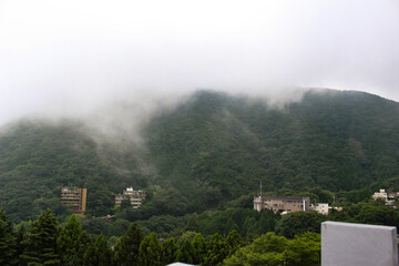 霧に包まれた山と海の中を、船は進む。